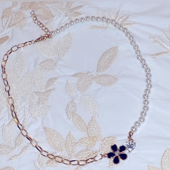 🔥🔥Not So Mystery Box 🔥5pc Pearl Jewlery!🔥 - Picture 5 of 6